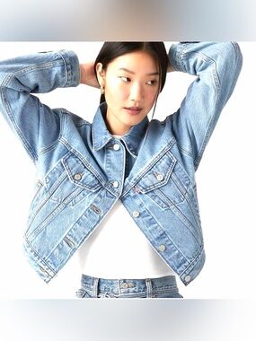 Levi's Cropped Trucker Light Blue Denim Jacket 
Oversized